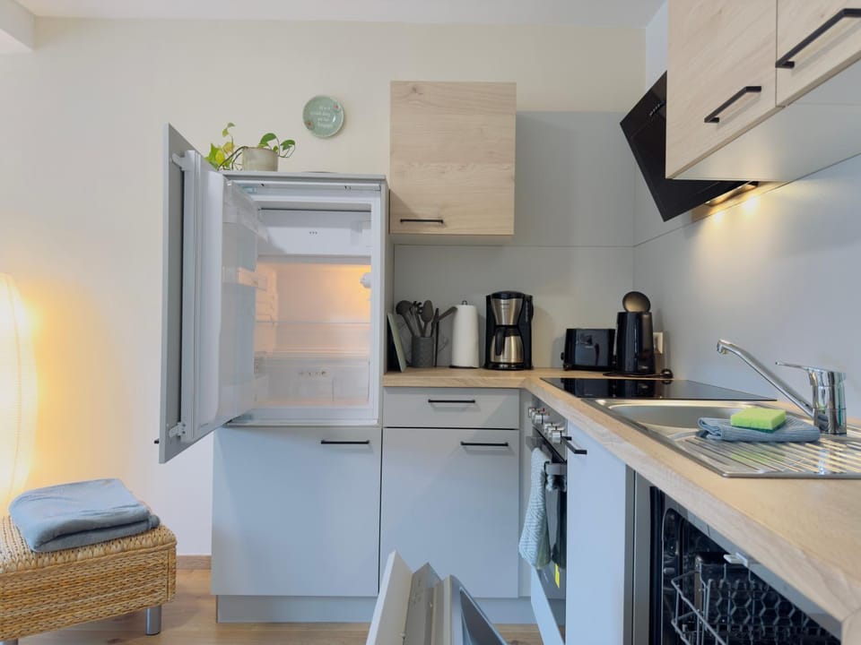 Coffee/tea facilities, Kitchen or kitchenette, dishwasher, oven, stove, toaster