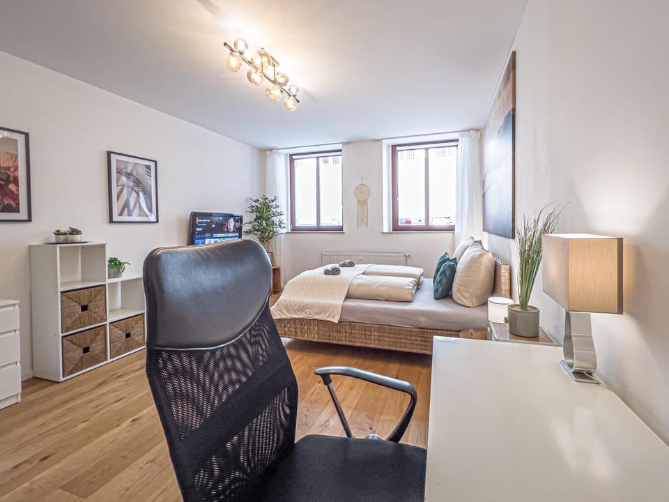 Bed, TV and multimedia, Photo of the whole room, Seating area, Bedroom