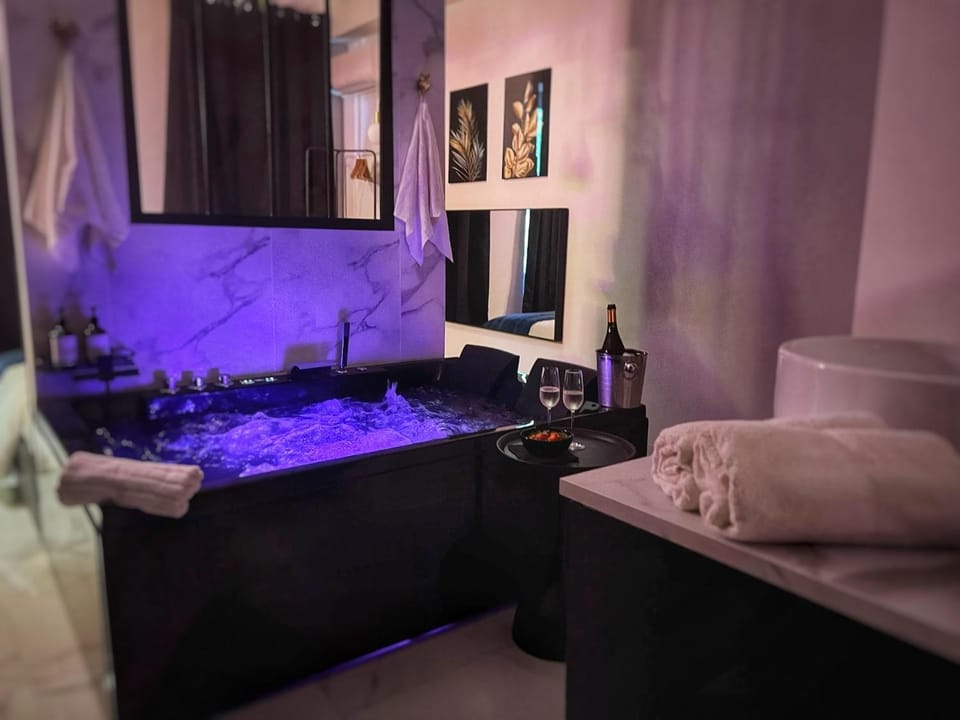 Amour Sauvage-Love Room****, Centre-Historique Apartment in Avignon