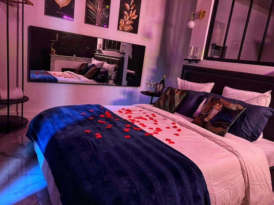 Amour Sauvage-Love Room****, Centre-Historique Apartment in Avignon