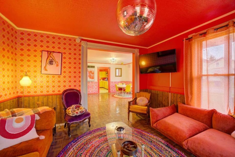 Communal lounge/ TV room, Living room, Seating area, Evening entertainment