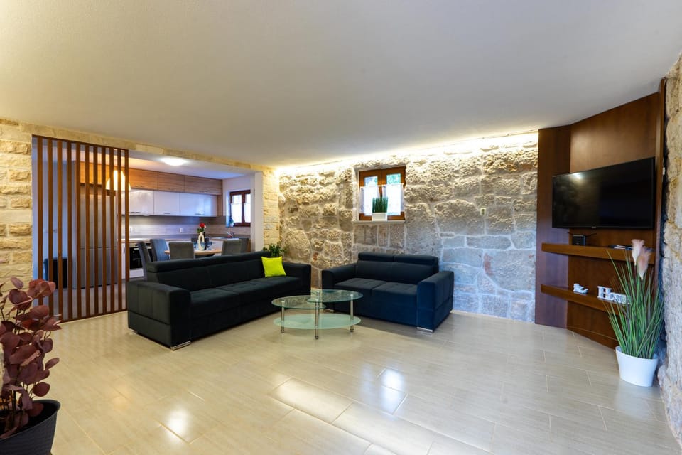 TV and multimedia, Living room, Seating area, Evening entertainment