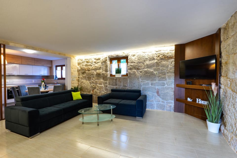 TV and multimedia, Kitchen or kitchenette, Living room, Seating area, Evening entertainment