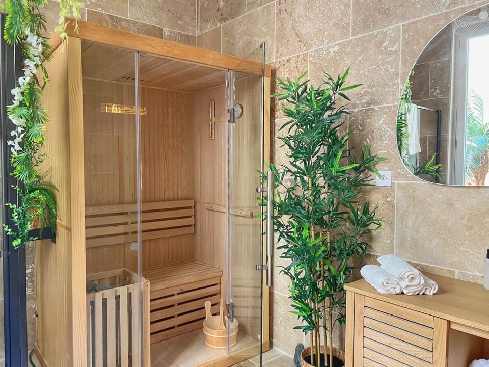 Bien-être au naturel, Love Room, Jacuzzi Sauna, Centre-Historique Apartment in Avignon