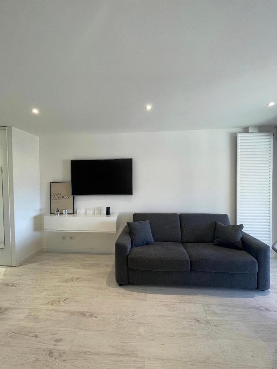 Bed, Living room