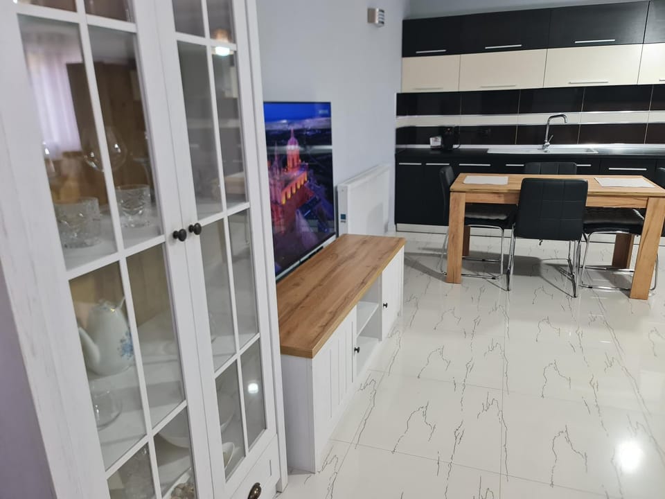 TV and multimedia, Kitchen or kitchenette, Dining area, minibar, oven, stove