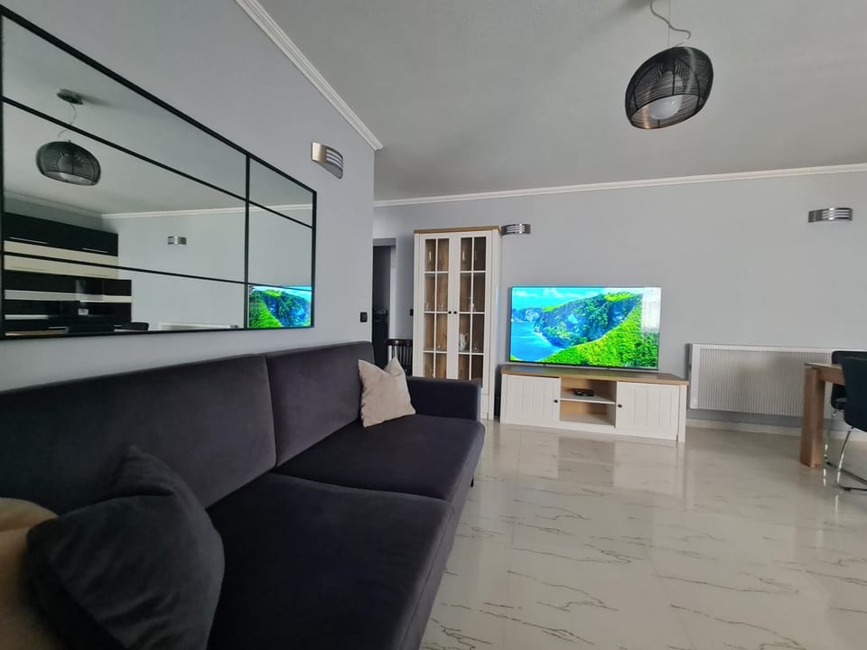 Communal lounge/ TV room, TV and multimedia, Living room, Seating area, Evening entertainment