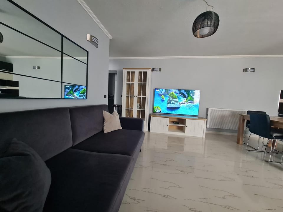 Communal lounge/ TV room, TV and multimedia, Living room, Seating area, Evening entertainment