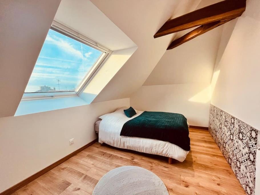 Photo of the whole room, Bedroom