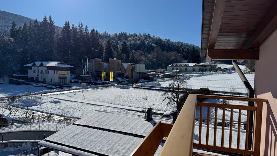 Balcony/Terrace, Mountain view