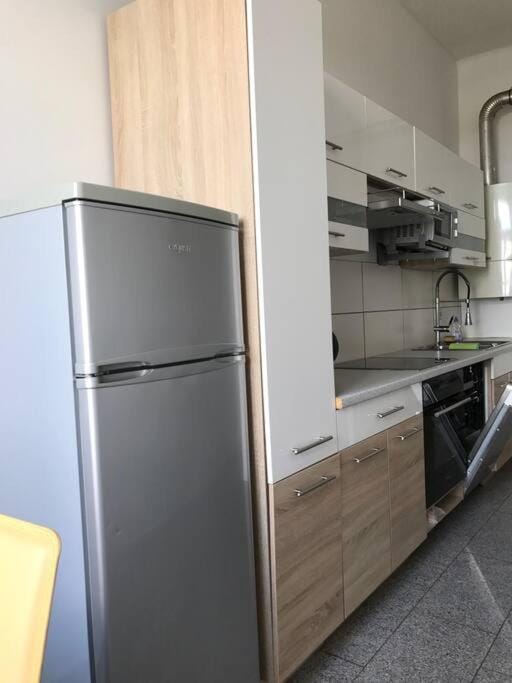 Coffee/tea facilities, Kitchen or kitchenette, dishwasher, oven, stove, toaster