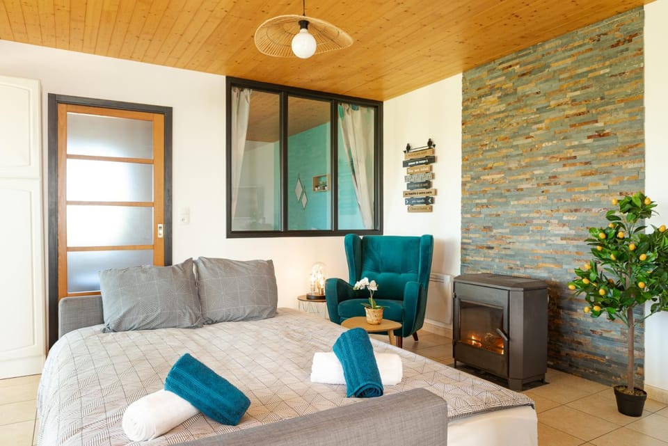 Bed, Living room