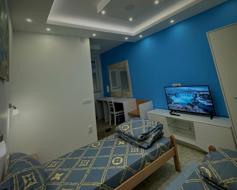 Bed, TV and multimedia, Photo of the whole room