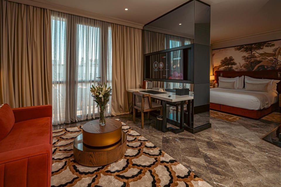 Bed, TV and multimedia, Living room, Photo of the whole room, Seating area, Bedroom, City view, City view, Entertainment, Sunrise, Family, Quiet street view, furniture, VIP, air conditioner