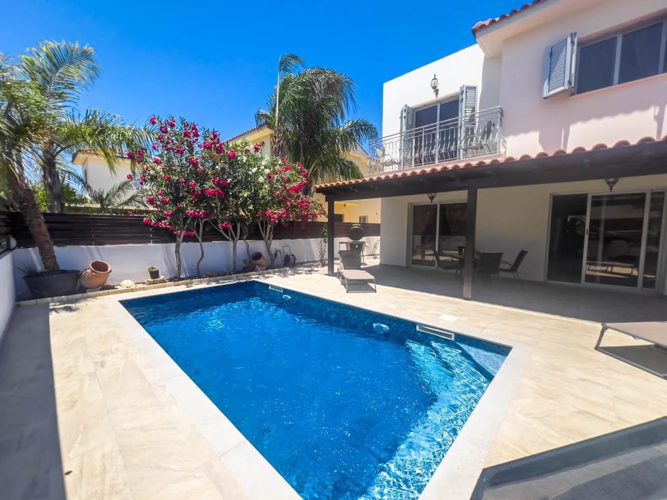 Property building, Swimming pool, sunbed