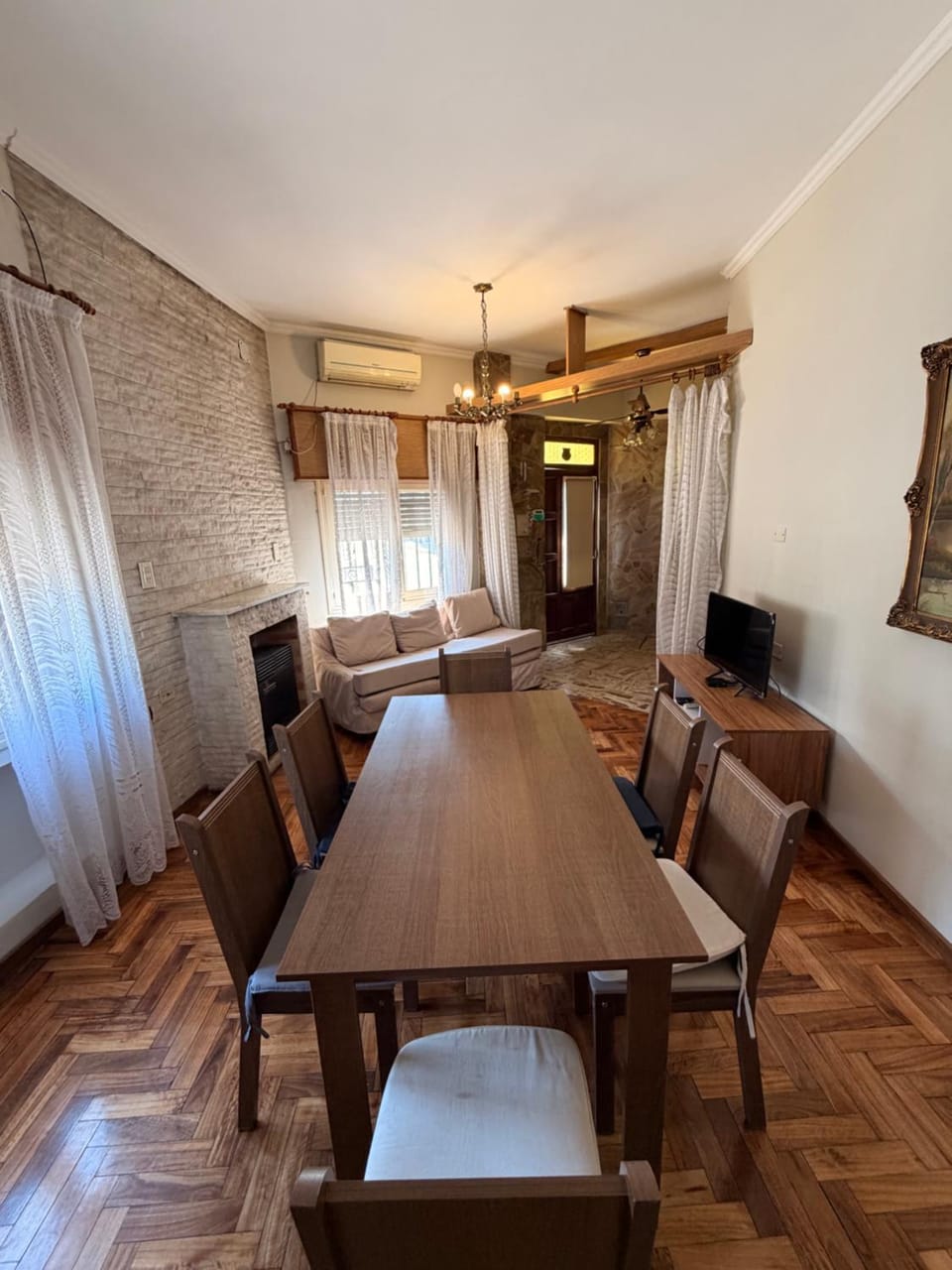 TV and multimedia, Living room, Seating area, Evening entertainment