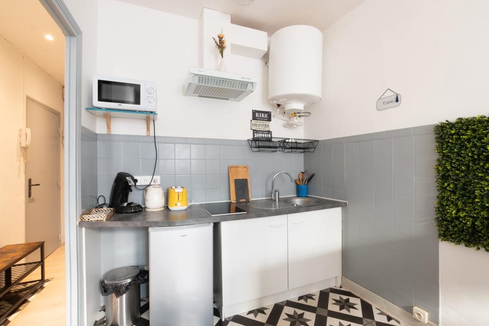 Coffee/tea facilities, Kitchen or kitchenette, stove, toaster