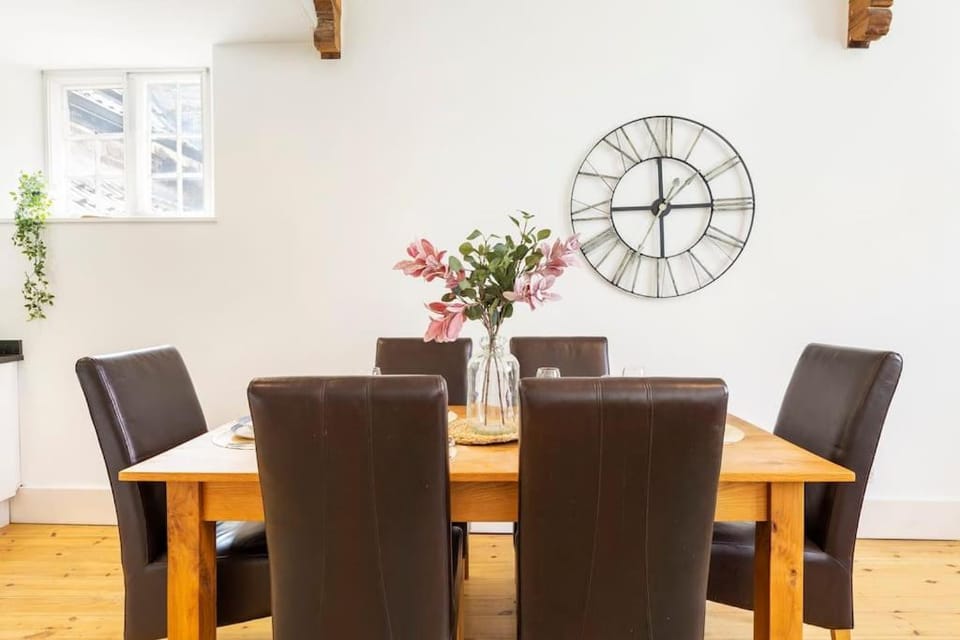 Central Blissful Corner Apartment in Bristol
