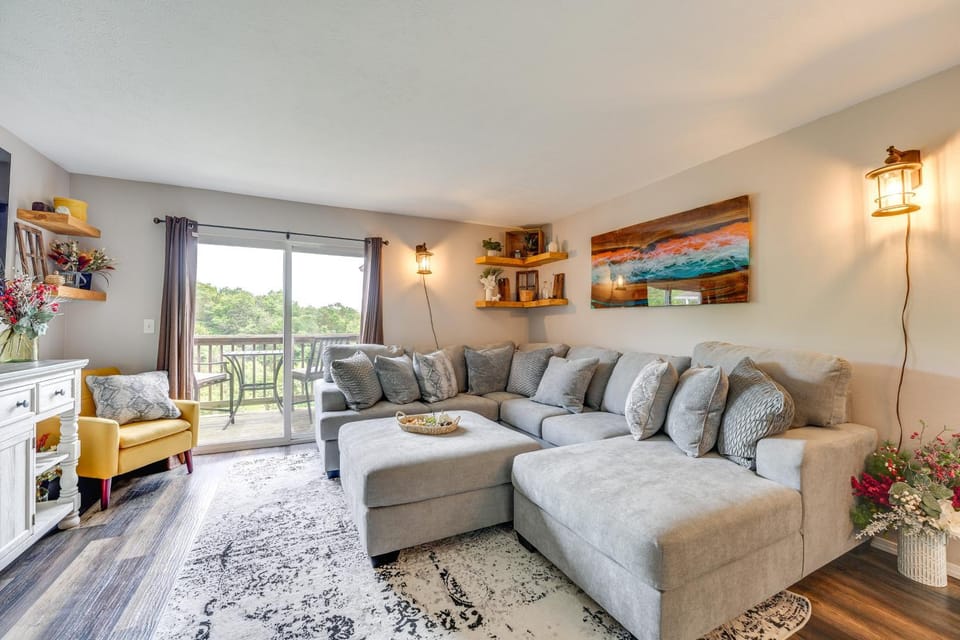 Mtn-View Gem w/ Hot Tub Access: Branson Condo House in Branson