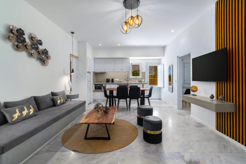 TV and multimedia, Kitchen or kitchenette, Living room, Seating area, Dining area