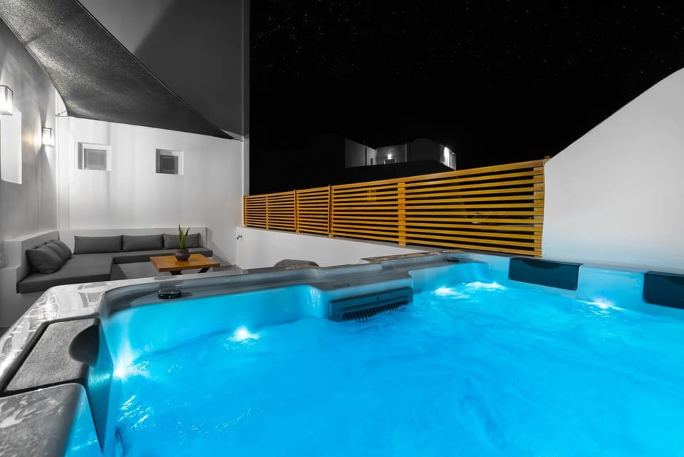 Night, Hot Tub, Seating area, Pool view, Swimming pool