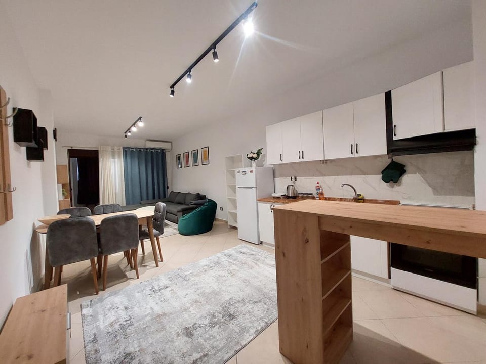 Kitchen or kitchenette, Seating area, Dining area, oven