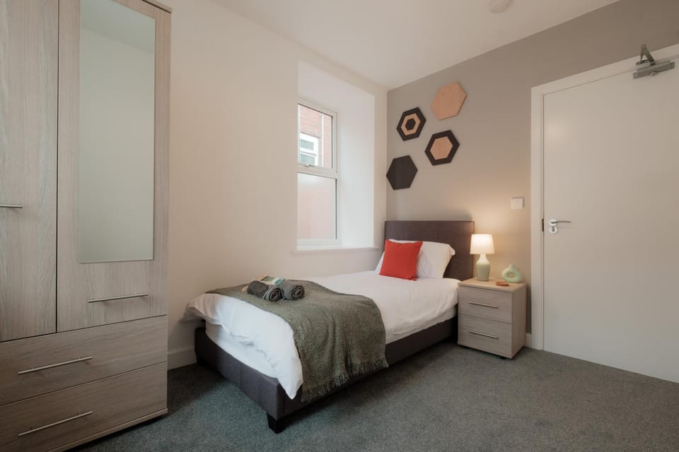 Riya Apartments - Modern & Spacious 6 bed 3 Bath House - Gateshead Apartment in Gateshead