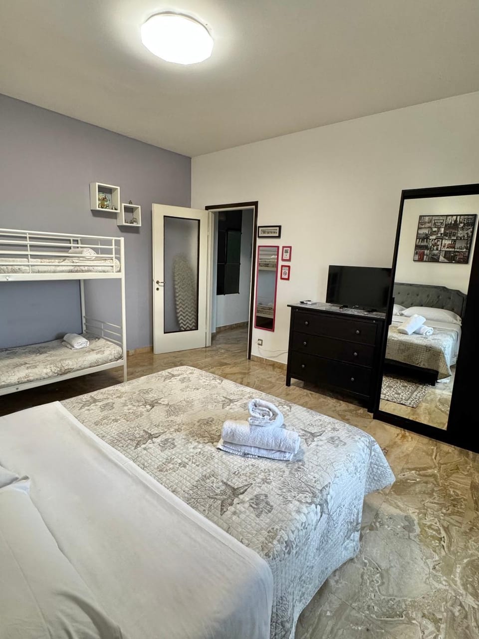 Bed, TV and multimedia, Photo of the whole room, Bedroom, towels, wardrobe