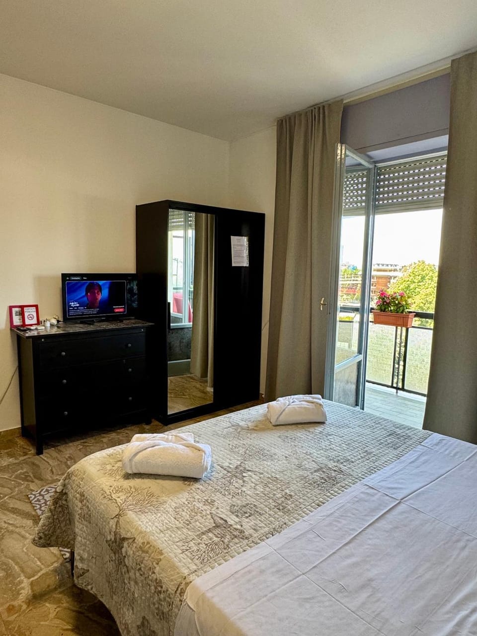 Bed, TV and multimedia, Photo of the whole room, Bedroom, towels