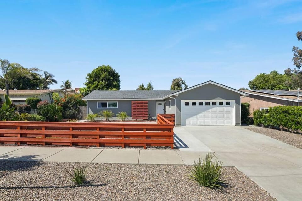 Oceanside Oasis - King Bed, Pet Friendly, Fire Pit House in Oceanside