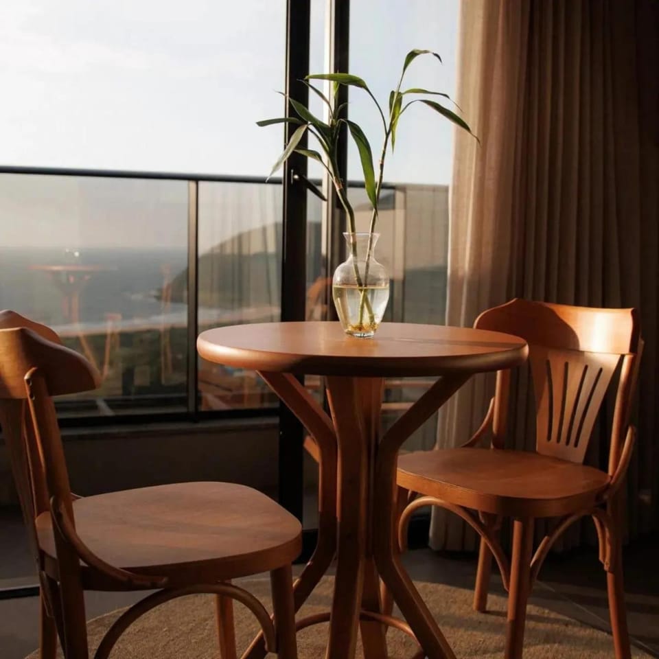 Natural landscape, View (from property/room), Balcony/Terrace, Dining area, Sea view