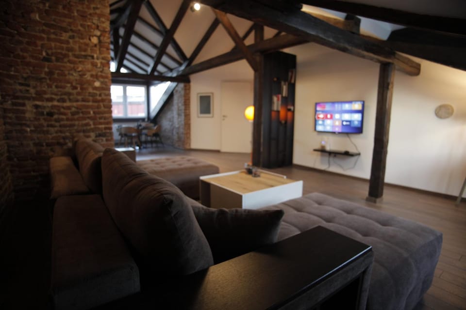 Communal lounge/ TV room, TV and multimedia, Living room, Seating area, Evening entertainment