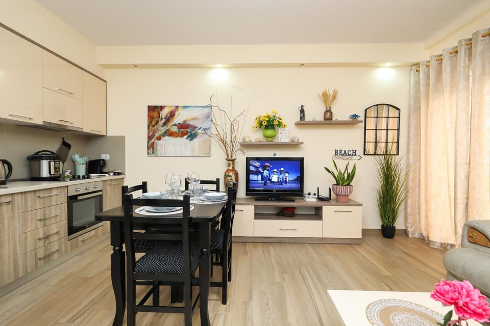 TV and multimedia, Coffee/tea facilities, Kitchen or kitchenette, Living room, Dining area, toaster