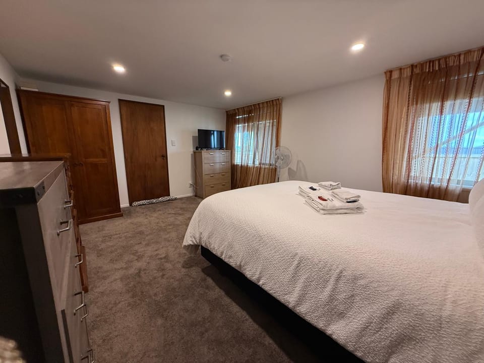 Bed, TV and multimedia, Bedroom, towels, wardrobe