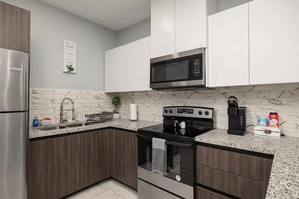 Coffee/tea facilities, Kitchen or kitchenette, oven, stove, toaster