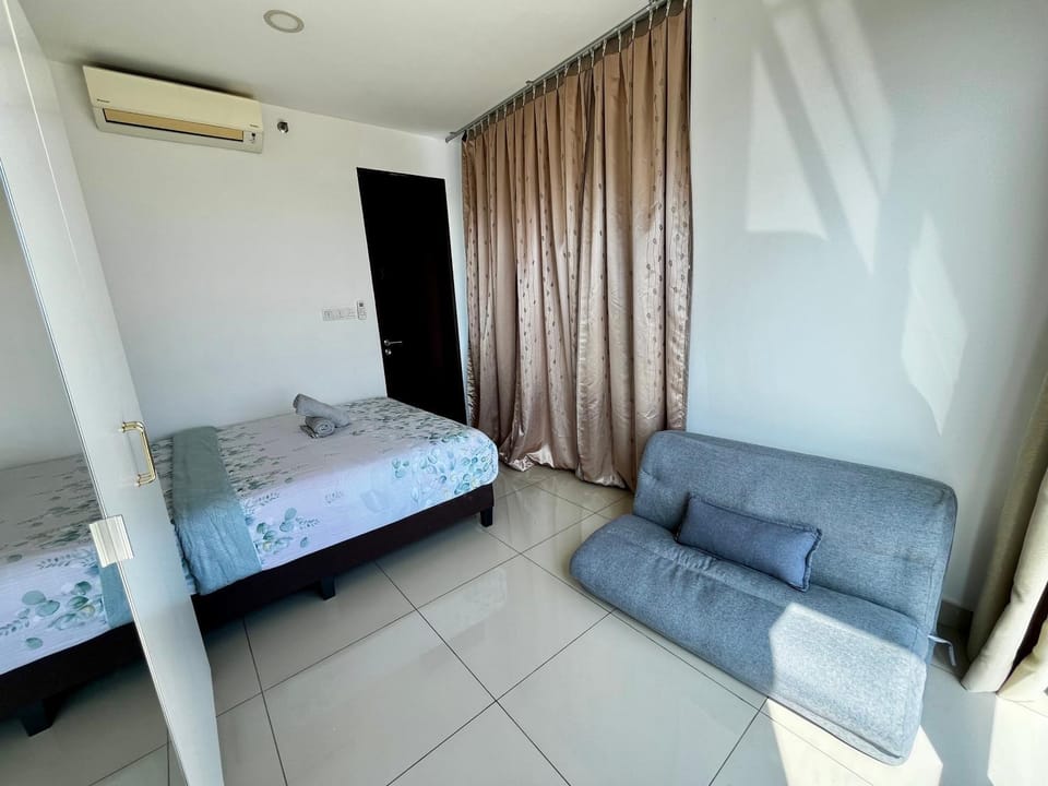 Bed, Seating area, Bedroom, air conditioner