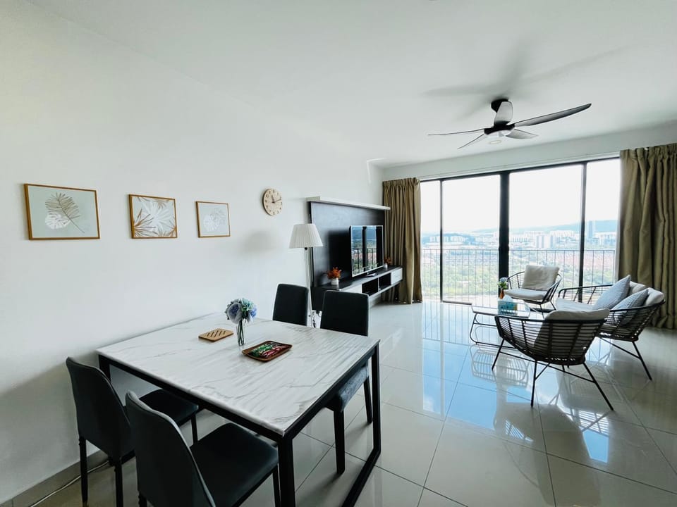 Natural landscape, TV and multimedia, Living room, Seating area, Dining area