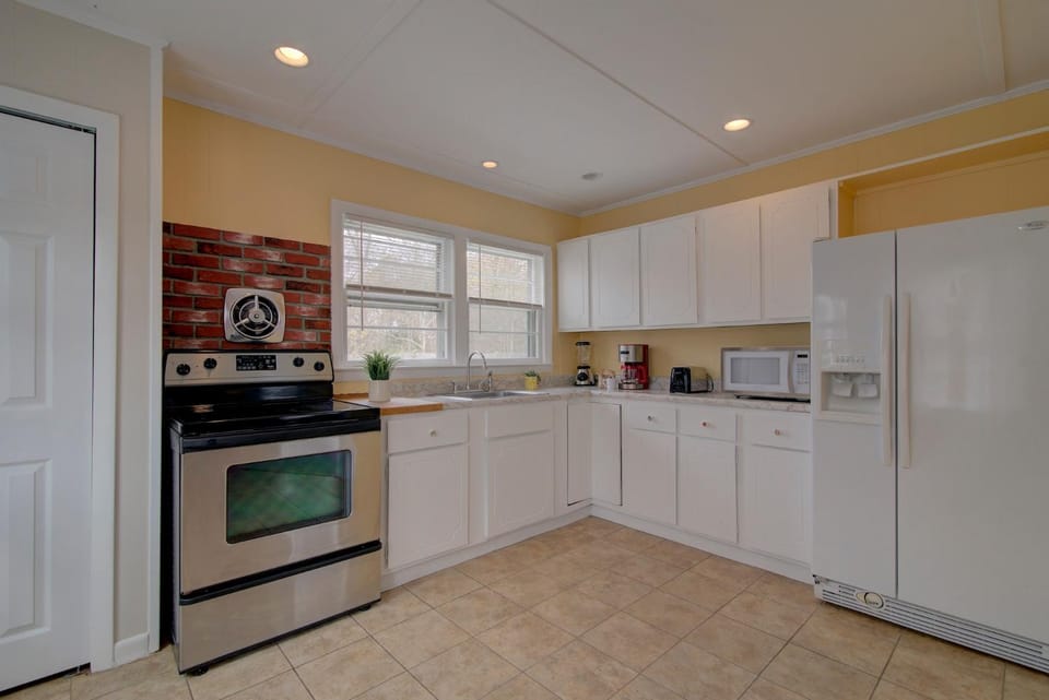 Fully fenced yard and minutes to bayside beaches House in North Eastham