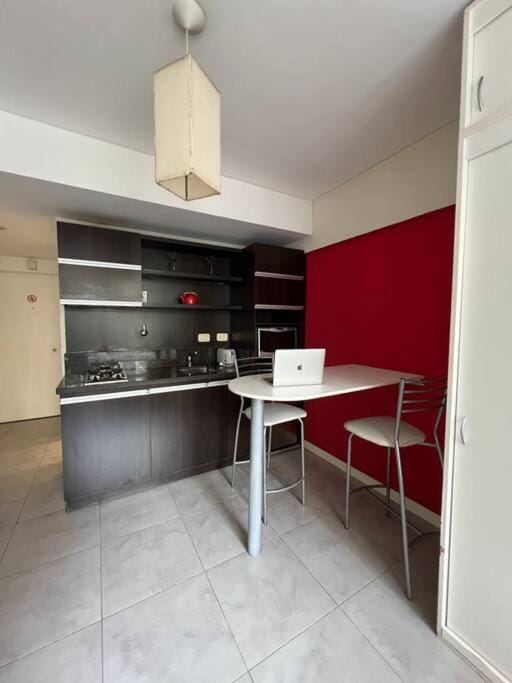 Kitchen or kitchenette, Dining area, microwave, minibar, stove