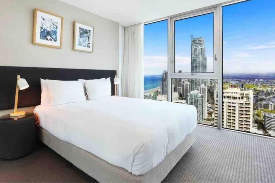 270° Panoramic Hilton Living Apartment in Surfers Paradise Boulevard