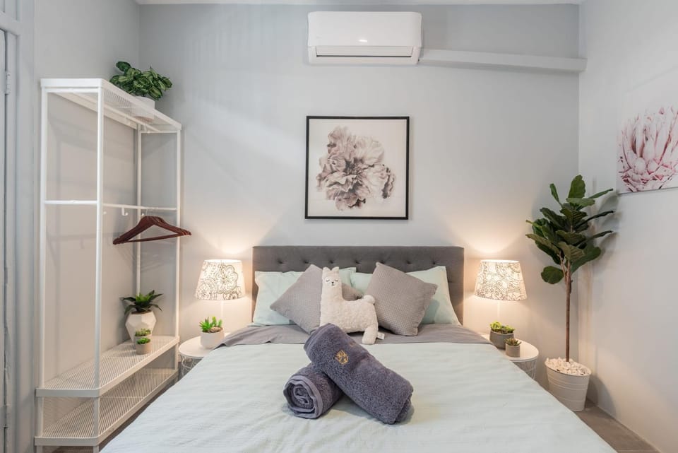 Homely Double Room - AC - 1Min Walk to Central - Close to Darling Harbour Chinatown CBD - Shared Bathroom Bed and Breakfast in Surry Hills