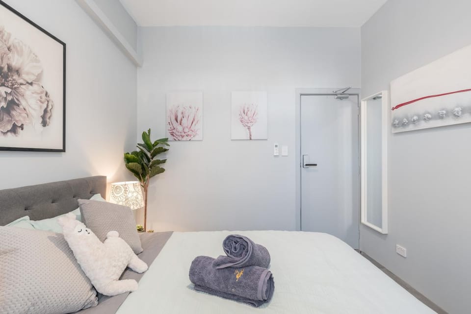 Homely Double Room - AC - 1Min Walk to Central - Close to Darling Harbour Chinatown CBD - Shared Bathroom Bed and Breakfast in Surry Hills