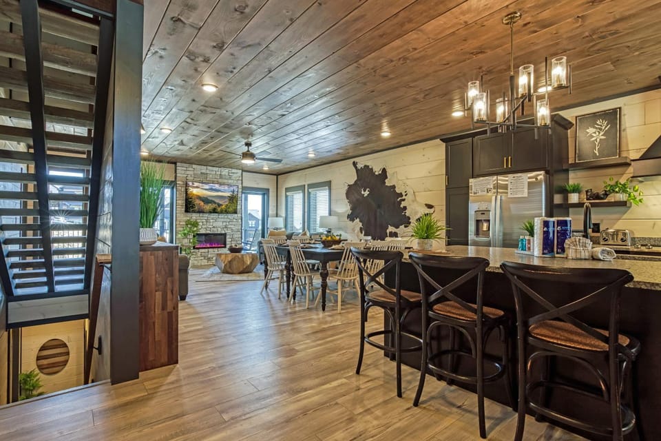 A Smoky Mountain Splash-Smith Creek Reserve - Indoor Pool, Waterpark, Theater Room, WIFI, Hot Tub Chalet in Sevier County