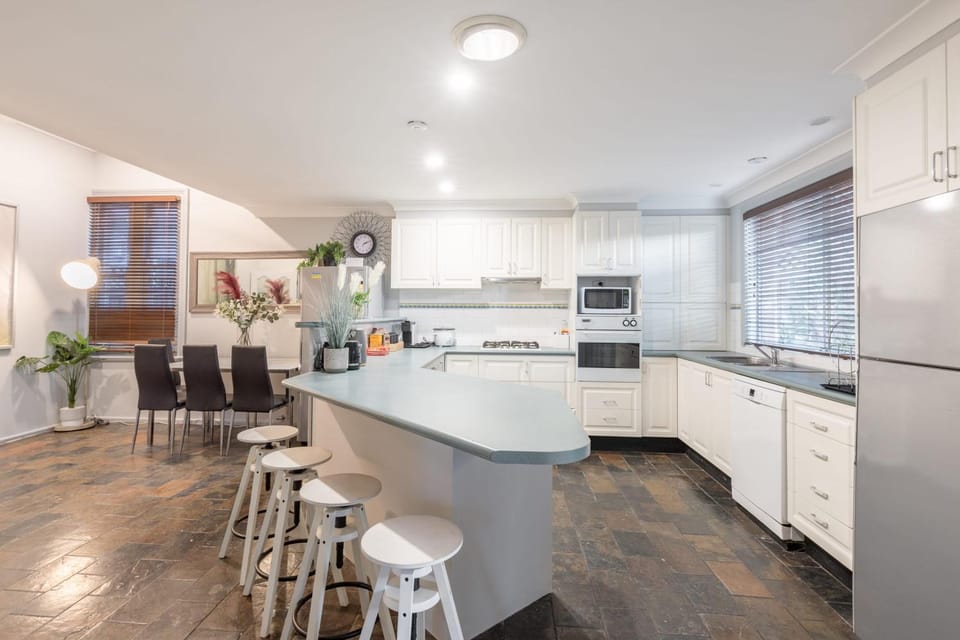 Bright Single Room - Seconds to Bus Station & Park - Close to Chinatown - Shared Bathroom Bed and Breakfast in Sydney