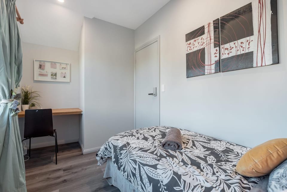 Bright Single Room - Seconds to Bus Station & Park - Close to Chinatown - Shared Bathroom Bed and Breakfast in Sydney