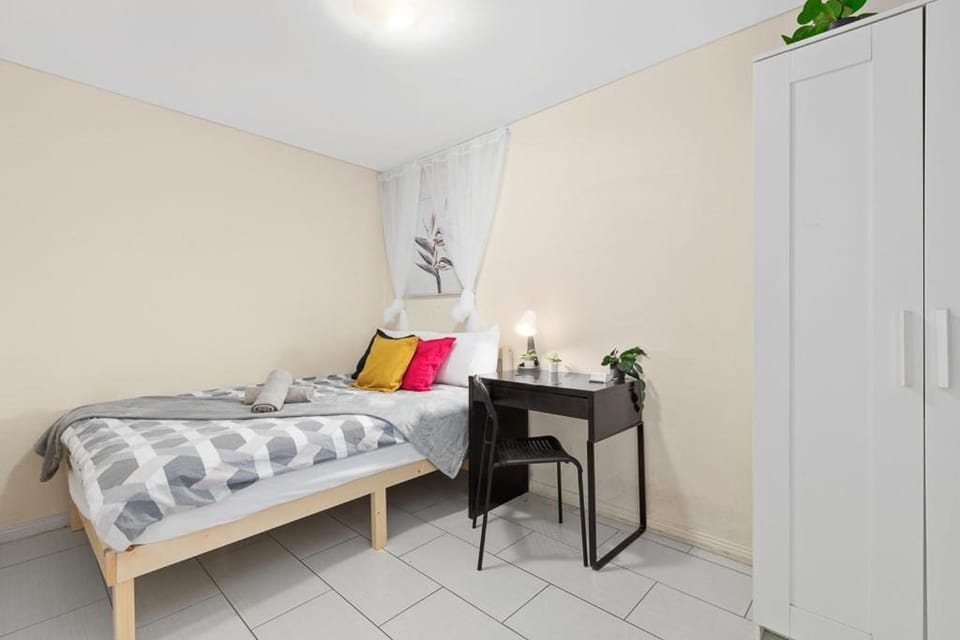 Bright Private Room - Nearby CBD UTS USYD - Seconds to Famous Eateries - Shared Bathroom Bed and Breakfast in Surry Hills