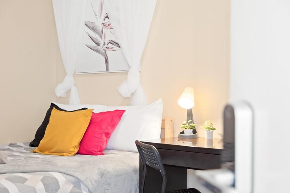 Bright Private Room - Nearby CBD UTS USYD - Seconds to Famous Eateries - Shared Bathroom Bed and Breakfast in Surry Hills