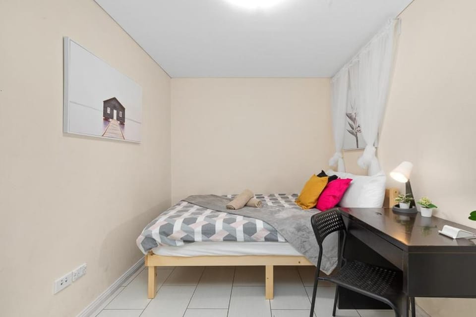 Bright Private Room - Nearby CBD UTS USYD - Seconds to Famous Eateries - Shared Bathroom Bed and Breakfast in Surry Hills