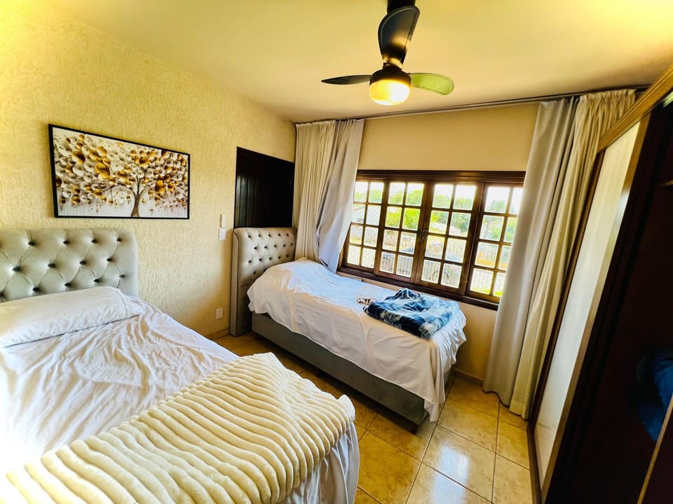Casa Vintage 5 Quartos, Gramado frente e fundos , Roupas de cama completo , 4 Garagens, 9 camas House in State of Paraná