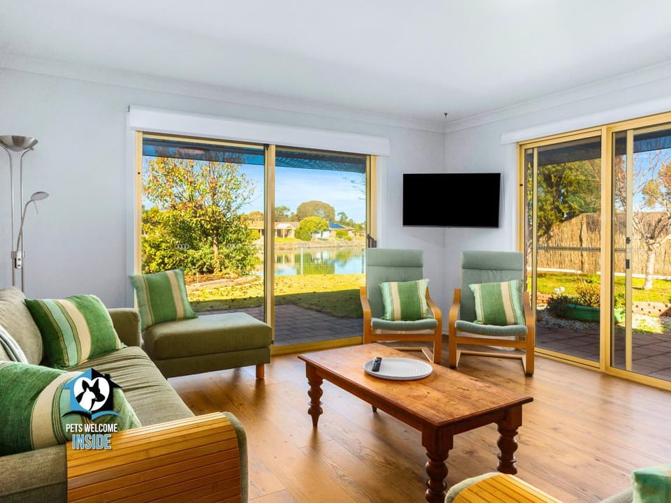 Communal lounge/ TV room, TV and multimedia, Living room, Seating area, Evening entertainment, Garden view, Garden view